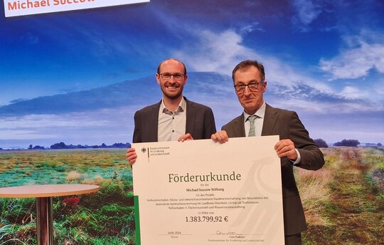 Özdemir übergibt Förderbescheid an Succow Stiftung