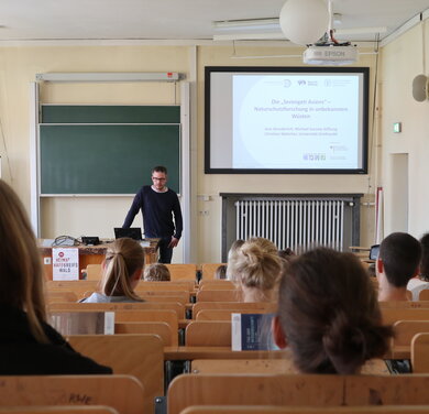 Christian Welscher gives a lecture on international nature conservation projects. Photo: J. Wunderlich / Michael Succow Foundation