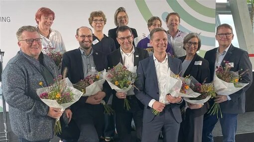 Das neu gewählte DNR-Präsidium: v.l.n.r.: Thomas Schröder, Melanie Grimm, Jan Peters, Martina Schaub, Adrian Johst, Silvie Kreibiehl, Kai Niebert, Felicia Graubner, Carolin Schenuit, Heike Vesper, Jörg-Andreas Krüger Foto: DNR 