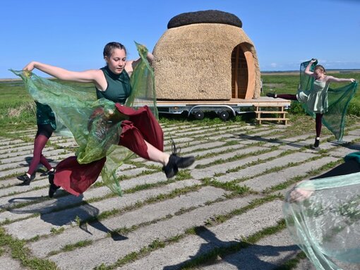 Eine vom Moor inspirierte Choreografie wurde  aufgeführt. Foto: F. Seifert