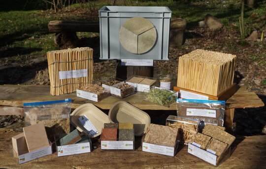 Mit der "Ausstellung in der Kiste" können Paludikulturmaterialien überall gezeigt werden (Foto: A. Haberl)