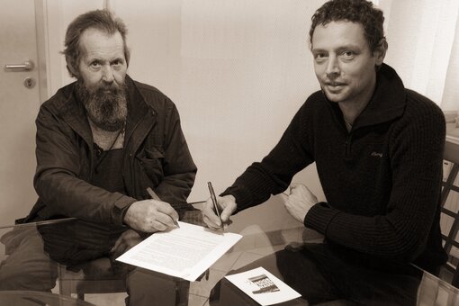 Landwirt Laggies und Stiftungsmitarbeiter Fabian Frucht bei der Unterzeichnung des Kaufvertrags (Foto: Succow Stiftung)