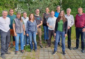 Bei der Gründung anwesend (v.l.n.r.): Volker Brinkmann (Bio Frische Nord Ost GbR), Martin Stein (Naturland), Sabine Kabath (Bioland/Gärtnerei Watzkendorf), Anja Ettner (Biokreis), Anja Woll (DEMETER), David Klewes (Dorfschule Wismarer Land), Jutta Krawinkel (Regionalwert AG MV i.V)., Arne Bilau (Ökoring), Ulrich Kotzbauer (Biohof Garvsmühlen), Anna Hope (Regionalwert AG MV i.V. / Campus Cantina), Thomas Erver (Steuerberater), Götz Daniel (Ökoring). Außerdem waren online dabei: Burkhard Roloff (BUND), Dr. Nina Seifert (Michael Succow Stiftung), Michael Kruse (Biomarkt Neubrandenburg), Stefanie Maack (BUND, AHV)