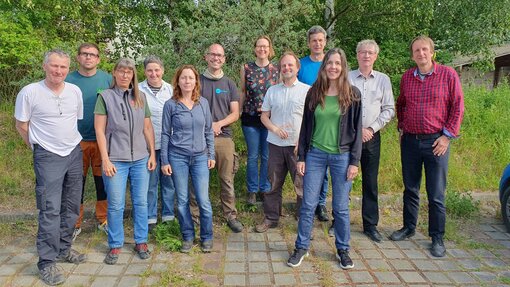 Bei der Gründung anwesend (v.l.n.r.): Volker Brinkmann (Bio Frische Nord Ost GbR), Martin Stein (Naturland), Sabine Kabath (Bioland/Gärtnerei Watzkendorf), Anja Ettner (Biokreis), Anja Woll (DEMETER), David Klewes (Dorfschule Wismarer Land), Jutta Krawinkel (Regionalwert AG MV i.V)., Arne Bilau (Ökoring), Ulrich Kotzbauer (Biohof Garvsmühlen), Anna Hope (Regionalwert AG MV i.V. / Campus Cantina), Thomas Erver (Steuerberater), Götz Daniel (Ökoring). Außerdem waren online dabei: Burkhard Roloff (BUND), Dr. Nina Seifert (Michael Succow Stiftung), Michael Kruse (Biomarkt Neubrandenburg), Stefanie Maack (BUND, AHV) 