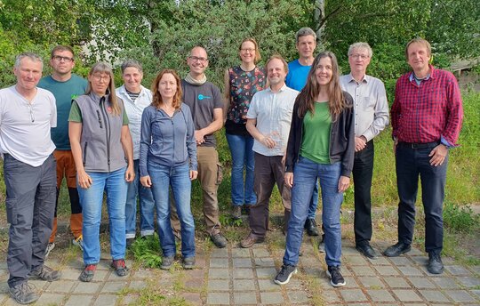 Bei der Gründung anwesend (v.l.n.r.): Volker Brinkmann (Bio Frische Nord Ost GbR), Martin Stein (Naturland), Sabine Kabath (Bioland/Gärtnerei Watzkendorf), Anja Ettner (Biokreis), Anja Woll (DEMETER), David Klewes (Dorfschule Wismarer Land), Jutta Krawinkel (Regionalwert AG MV i.V)., Arne Bilau (Ökoring), Ulrich Kotzbauer (Biohof Garvsmühlen), Anna Hope (Regionalwert AG MV i.V. / Campus Cantina), Thomas Erver (Steuerberater), Götz Daniel (Ökoring). Außerdem waren online dabei: Burkhard Roloff (BUND), Dr. Nina Seifert (Michael Succow Stiftung), Michael Kruse (Biomarkt Neubrandenburg), Stefanie Maack (BUND, AHV) 