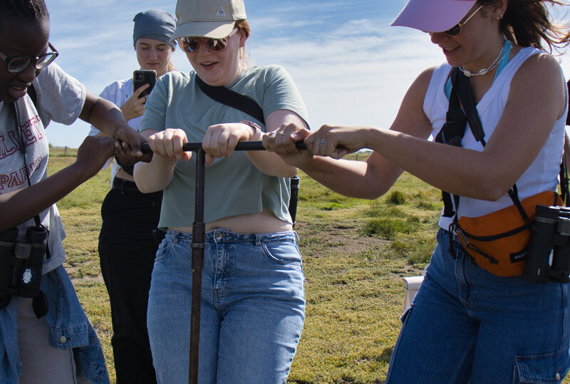 Wieviel Klima steckt im Moor? JugendKlimaRedakteure bohren nach (Foto: T. Otsa) Wieviel Klima steckt im Moor? JugendKlimaRedakteure bohren nach (Foto: T. Otsa)