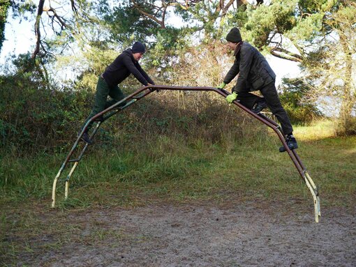 Denn der Stahlrohrspielplatz ist in die Jahre gekommen.