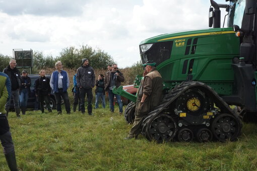 Paludikultur Technikvorführung von und für Landwirt*innen in Schwenkendorf,  Brandenburg – Erfahrungsaustausch zu ProMoor-Richtlinie geförderter Landmaschinentechnik zum Einsatz auf nassen Moorböden.