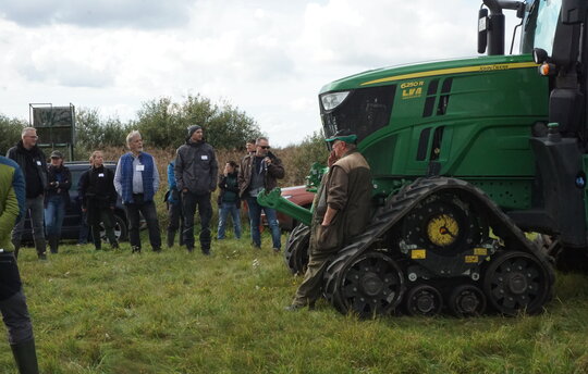 Paludikultur Technikvorführung von und für Landwirt*innen in Schwenkendorf,  Brandenburg – Erfahrungsaustausch zu ProMoor-Richtlinie geförderter Landmaschinentechnik zum Einsatz auf nassen Moorböden.