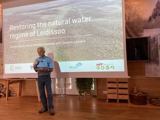 Michael Bellwinkel, Vorstand der PlanBe – Bellwinkel Stiftung für Umwelt- und Klimaschutz, der die Wiederherstellung des Leidissoo-Moores großzügig finanziert, sprach bei der Auftaktveranstaltung über die Bedeutung von Moorschutz für den Klimaschutz. © Michael Succow Stiftung / Andreas Haberl