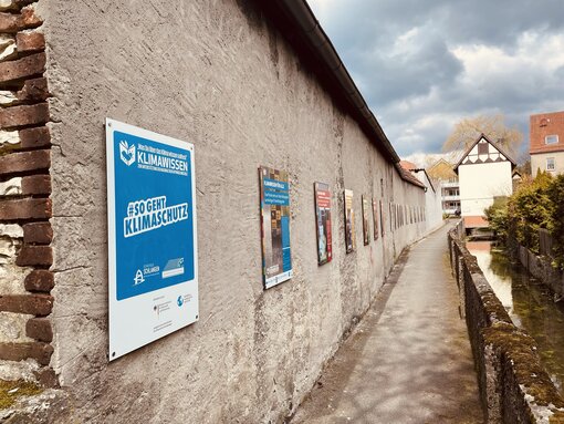 Im Ortskern der Gemeinde Schlangen ist eine permanente Posterausstellung zum Thema Klima eingeweiht worden. Foto: Henning Schwarze