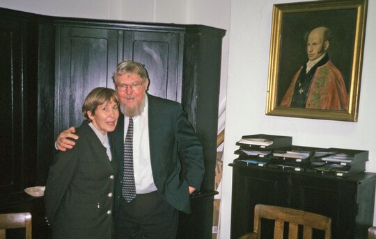 Fotoarchiv Michael Succow Stiftung: Michael Succow 1997 im Institut. An seiner Seite seine Ehefrau Ulla Succow. © W. Haber