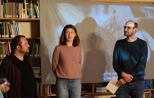 Die Regisseur*innen Olesia Morhunets-Isaienko und Roman Synchuk zusammen mit Jan Peters bei der Premiere von „Natural Border“ in Greifswald. Foto: Viktoria Pavlovska