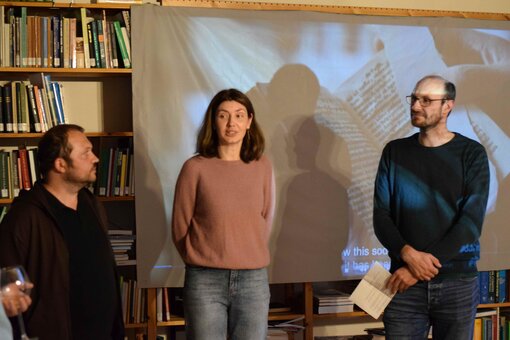 Die Regisseur*innen Olesia Morhunets-Isaienko und Roman Synchuk zusammen mit Jan Peters bei der Premiere von „Natural Border“ in Greifswald. Foto: Viktoria Pavlovska