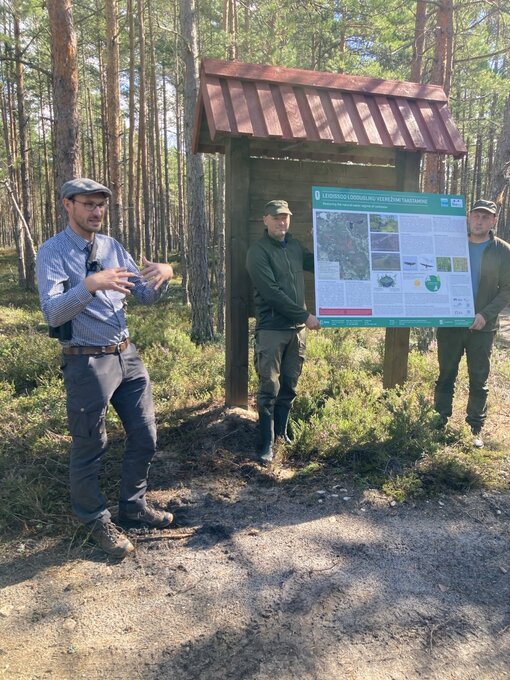 Jan Peters, Geschäftsführer der Michael Succow Stiftung, stellt die neue Informationstafel zur Wiederherstellung des Leidissoo-Moores vor – sie hebt die Klimarelevanz sowie die gemeinsame Anstrengung estnischer und deutscher Partner hervor. © Michael Succow Stiftung / Andreas Haberl