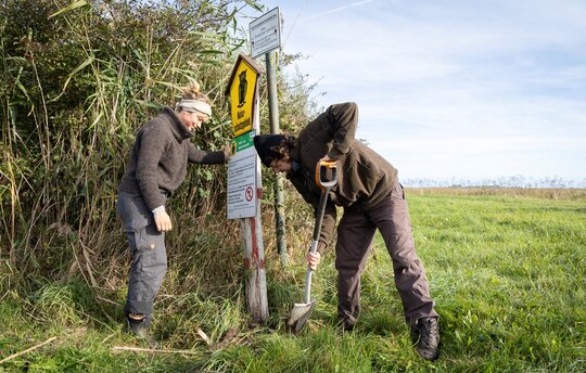Naturschutzschilder reparieren Foto: Arne Bischoff