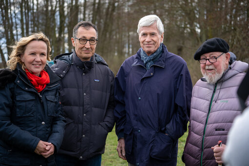Bundesumweltministerin Steffi Lemke, Bundeslandwirtschaftsminister Cem Özdemir, Prof. Dr. Michael Otto und Prof. em. Michael Succow beim symbolischen Spatenstich zur Wiedervernässung des Sernitz-Moors. Lucas Treise/BioFilm/Michael Succow Stiftung