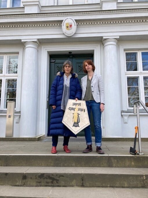 Stellvertretende Geschäftsführerin Friederike Badura-Wichtmann und Dr. Nina Seifert, AG-Koordinatorin für Naturerbe & Landnutzung, sind bestürzt über den Verlust des Schutzstatus.