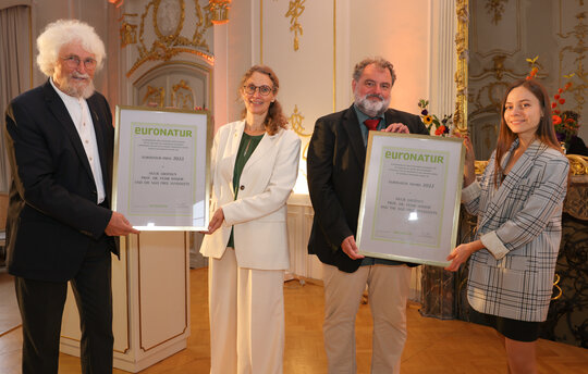 Die Übergabe des EuroNatur-Preises 2022: EuroNatur-Präsidiumsmitglied Hannes Knapp, Antje Grothus, EuroNatur-Präsident Thomas Potthast und Adelina Zakharchenko (v.l.n.r.) © Gerald Jarausch