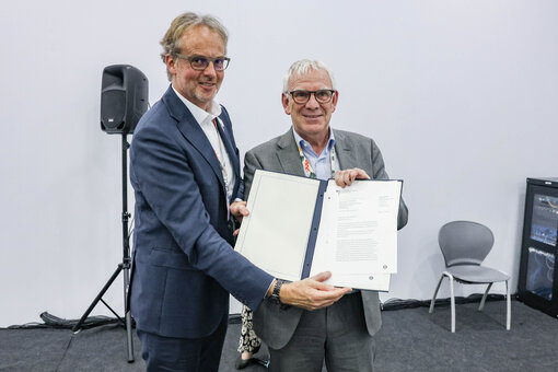 Coenraad Krijger (CEO von Wetlands International) und Jochen Flasbarth (Staatssekretär im Bundesministerium für Umwelt, Naturschutz, nukleare Sicherheit und Verbraucherschutz) mit dem Schreiben, das Deutschlands Beitritt als neues Champion Country des Peatland Breakthrough bestätigt. ©Bianca Otero    