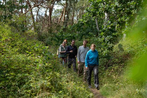 PRIMAKLIMA und Succow Stiftung besprachen auf ihren Exkursionen in den Waldflächen weitere umzusetzende Maßnahmen für den Naturschutz. © F. Melzer