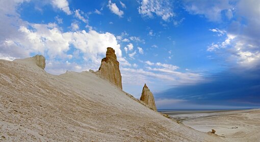 Erst wenn man die Menschen auf dem Foto erblickt, kann man die Größe des Ustjurt-Plateaus ermessen. Diese Hochebene befindet sich in Kasachstan, Turkmenistan und Usbekistan. Ort: Kasachstan / Foto: M. Pestov