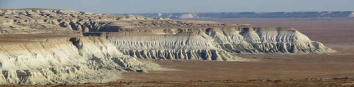 Die winterkalten Wüsten Turans haben viele Gesichter: Hier ein Blick auf die Steilwände des Ustjurt-Plateaus, welches sich über den Westen Kasachstans, Turkmenistans und Usbekistans erstreckt. © V. Terentiev