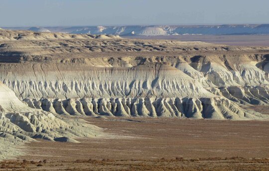 Die winterkalten Wüsten Turans haben viele Gesichter: Hier ein Blick auf die Steilwände des Ustjurt-Plateaus, welches sich über den Westen Kasachstans, Turkmenistans und Usbekistans erstreckt. © V. Terentiev
