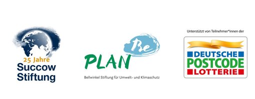 Die baulichen Veränderungen im Moor – finanziert durch die Stiftung PlanBe und die Deutsche Postcode Lotterie – wurden ab Februar 2024 in Kooperation mit der Gemeinde Sundhagen und den Flächeneigentümer*innen sowie in enger Zusammenarbeit mit dem Forstamt Poggendorf MV und den zuständigen Behörden umgesetzt. 