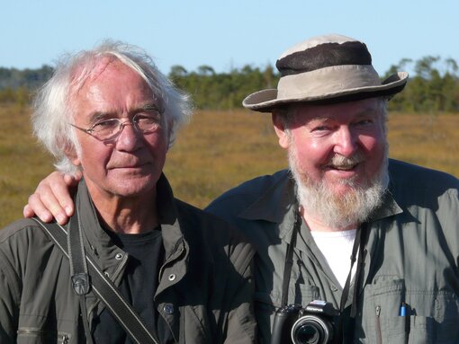 Die Autoren Lebrecht Jeschke (links) und Michael Succow (rechts) im Zehlaubruch, einem der großen Moore im ehemaligen Ostpreußen. Foto: H. D. Knapp