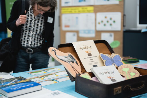 Ausstellung der Projektergebnisse während der MoKKa-Abschlusstagung. Im Fokus: Der Moorkoffer mit Bildungsmaterial zum Thema Moor und Klima. Foto: Succow Stiftung/Stephan Busse 