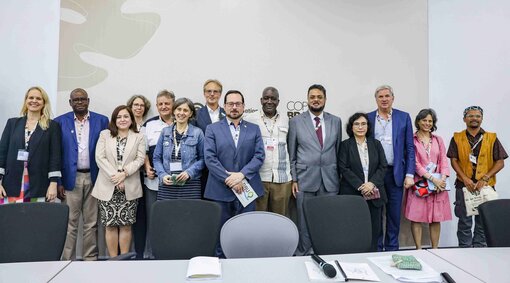 Partner versammelten sich beim offiziellen COP30-Side-Event, um neuen Schwung für das Peatland Breakthrough zu schaffen, den Science-Based Framework for Global Peatland Targets vorzustellen und die Zusammenarbeit für transformative Moor- und Feuchtgebietsmaßnahmen zu stärken. Die Veranstaltung markierte zudem die formale Eröffnung des Unterstützungsprozesses des Peatland Breakthrough und lud Regierungen sowie nichtstaatliche Akteure ein, sich der globalen Initiative anzuschließen und ihre Maßnahmen mit den neuen Zielen und Prinzipien in Einklang zu bringen. © Bianca Otero  