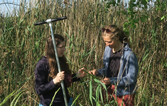 Annie Wojatschke und Christina Lechtape bei einer Moorführung ©Christoph Schaller