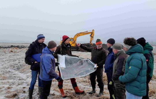 Vor Ort in den Sernitz-Torfwiesen findet wöchentlich eine Baubesprechung statt. Foto: Michael Succow Stiftung / L. Heinze