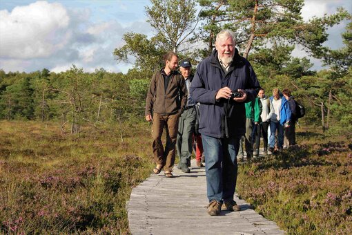 Michael Succow mit Gruppe in der Rhön. (c) Kirchner