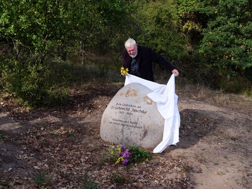 Am 29. September wurde der Gedenkstein enthüllt. Foto: Eckart Pscheidl-Jeschke