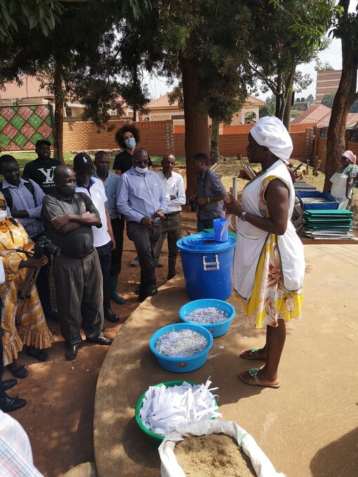 Vorstellung von Produkten aus Papyrus in Uganda (Foto: J. Peters)