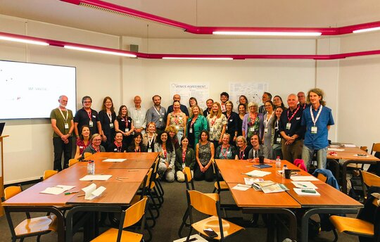 After the workshopthe participants gather in front of the Venice Agreement Poster zusammen (Photo: Nicole Puschel)