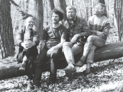 Vier Freunde im Naturschutzgebiet Urwald Breitefenn, 1986: Uwe Wegener, Hans Dieter Knapp, Michael Succow, Lebrecht Jeschke (v.l.n.r., Foto: U. Wegener) - mit 