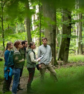 Dr. Henriette Lachenit (PRIMAKLIMA), Dr. Nina Seifert (Succow Stiftung), Jan Tenbrock (PRIMAKLIMA), Dana Schacht (Succow Stiftung) und Dr. Leon Bartel (PRIMAKLIMA) im Naturschutzgebiet Goor. © F. Melzer