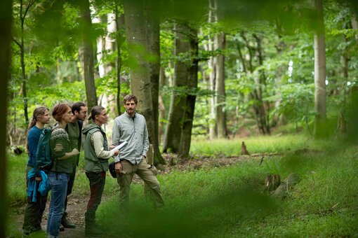 Dr. Henriette Lachenit (PRIMAKLIMA), Dr. Nina Seifert (Succow Stiftung), Jan Tenbrock (PRIMAKLIMA), Dana Schacht (Succow Stiftung) und Dr. Leon Bartel (PRIMAKLIMA) im Naturschutzgebiet Goor. © F. Melzer