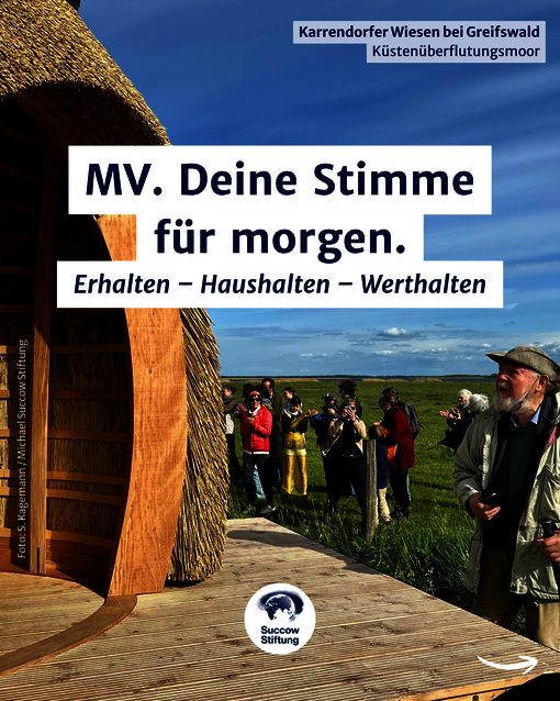 Moorpavillon in den Karrendorfer Wiesen mit Menschen