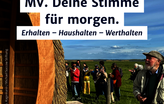Moorpavillon in den Karrendorfer Wiesen mit Menschen