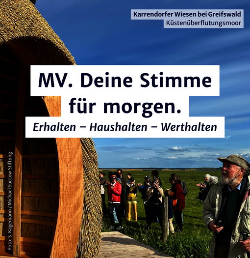 Moorpavillon in den Karrendorfer Wiesen mit Menschen