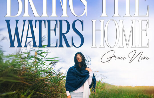 [Translate to EN:] Grace Nono – „Bring the Waters Home“ (Cover) Foto: Clocknock GmbH 