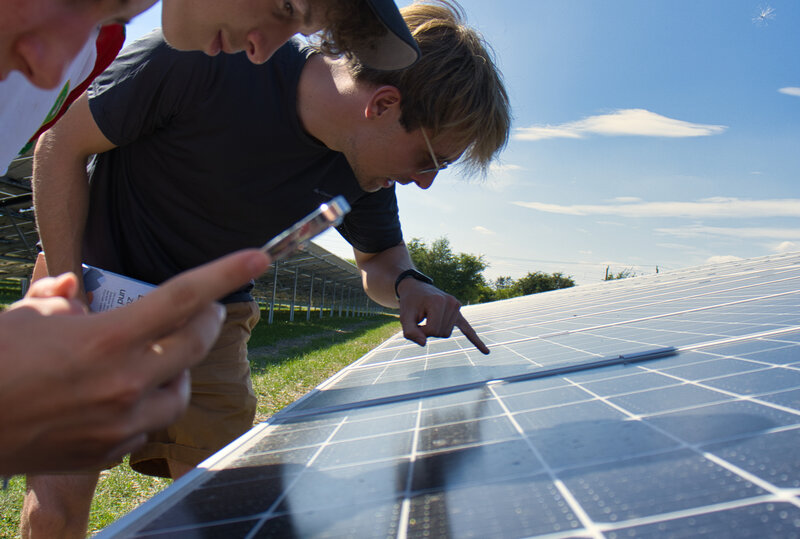 JugendKlimaRedakteure nehmen Solar unter die Lupe (Foto: T. Otsa) JugendKlimaRedakteure nehmen Solar unter die Lupe (Foto: T. Otsa)