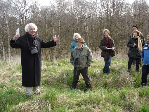 Ein begeisternder Redner - Lebrecht Jeschke führte 2006 eine Exkursion ins stiftungseigene Naturschutzgebiet Lanken (Foto: Archiv Succow Stiftung)