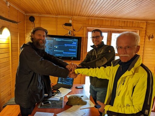 Offizielle Vertragsunterzeichnung für die Moorrestauration in Leidissoo, von links nach rechts Andreas Haberl (MSF), Kristjan Tõnisson (RMK) und Michael Bellwinkel (PlanBe). (Foto: Mikhel Järveoja)