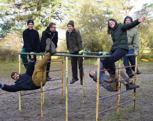 Eine letzte Kletteraktion auf dem Spielplatz im Naturschutzgebiet Lanken.