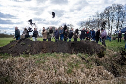 Mit vereinten Kräften: Spatenstich zur Wiedervernässung des Sernitz-Moors im Rahmen der toMOORow-Initiative. Lucas Treise/BioFilm/Michael Succow Stiftung